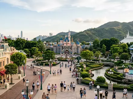 Editorialbild im Reisemagazin-Stil vom Wahrzeichen Hong Kong Disneyland in Hongkong China, ausgewogene Bildgestaltung und natuerliches - Foto: THN
