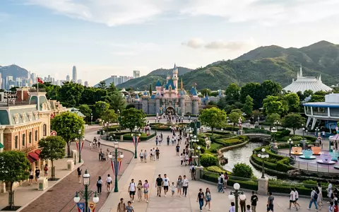 Editorialbild im Reisemagazin-Stil vom Wahrzeichen Hong Kong Disneyland in Hongkong China, ausgewogene Bildgestaltung und natuerliches - Foto: THN