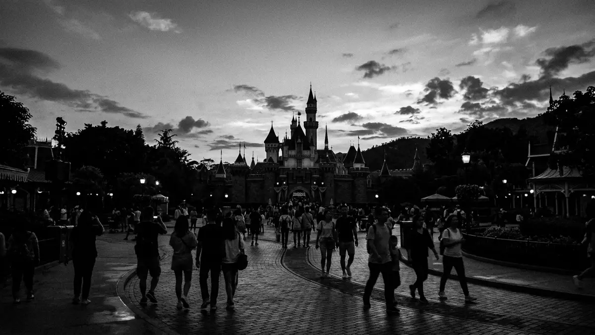 Schwarzweiss-Reportage vom Wahrzeichen Hong Kong Disneyland in Hongkong, China