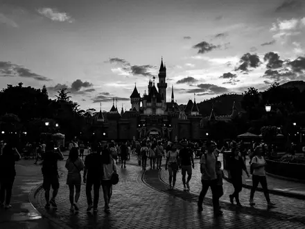 Schwarzweiss-Reportagebild vom Wahrzeichen Hong Kong Disneyland in Hongkong China, dokumentarische Reisefotografie mit starken Kontrasten - Foto: THN