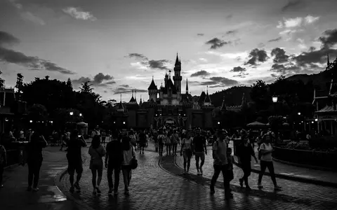Schwarzweiss-Reportagebild vom Wahrzeichen Hong Kong Disneyland in Hongkong China, dokumentarische Reisefotografie mit starken Kontrasten - Foto: THN