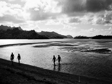 Schwarzweiss-Reportagebild vom Wahrzeichen Aitutaki-Lagune in Aitutaki Cookinseln, dokumentarische Reisefotografie mit starken Kontrasten - Foto: THN