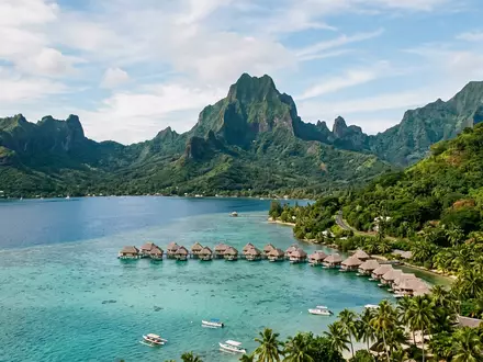 Editorialbild im Reisemagazin-Stil vom Wahrzeichen Moorea in Moorea Franzosisch-Polynesien, ausgewogene Bildgestaltung und natuerliches Umgebungslicht - Foto: THN