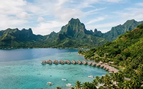 Editorialbild im Reisemagazin-Stil vom Wahrzeichen Moorea in Moorea Franzosisch-Polynesien, ausgewogene Bildgestaltung und natuerliches Umgebungslicht - Foto: THN