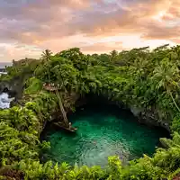 Fotorealistische Panoramaaufnahme von To-Sua-Ocean-Trench in Lotofaga Samoa, warmes Abendlicht auf Wahrzeichen im Reisemotiv - Foto: THN