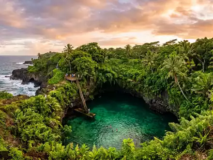 Fotorealistische Panoramaaufnahme von To-Sua-Ocean-Trench in Lotofaga Samoa, warmes Abendlicht auf Wahrzeichen im Reisemotiv - Foto: THN