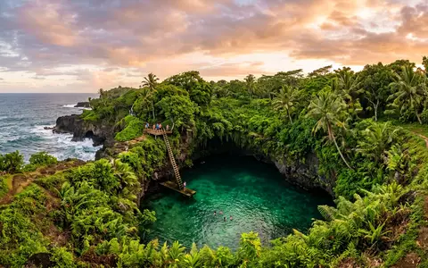 Fotorealistische Panoramaaufnahme von To-Sua-Ocean-Trench in Lotofaga Samoa, warmes Abendlicht auf Wahrzeichen im Reisemotiv - Foto: THN