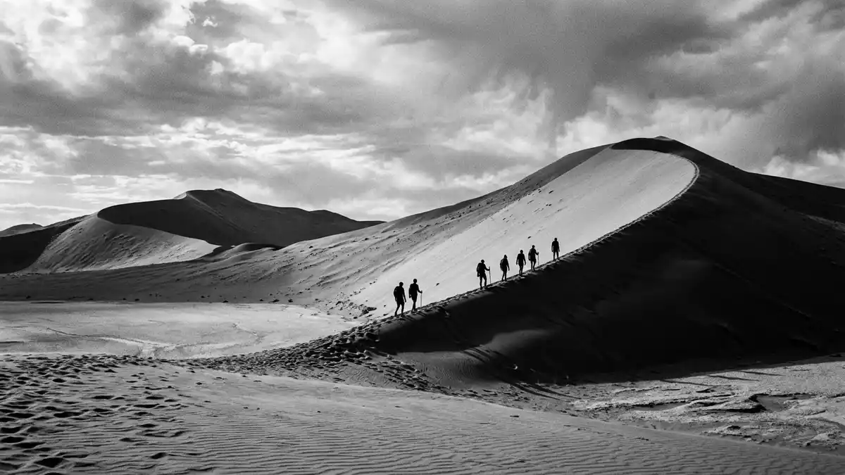 Schwarzweiss-Reportage vom Wahrzeichen Sossusvlei in Namib-Naukluft, Namibia