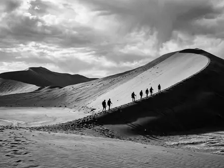 Schwarzweiss-Reportagebild vom Wahrzeichen Sossusvlei in Namib-Naukluft Namibia, dokumentarische Reisefotografie mit starken Kontrasten - Foto: THN