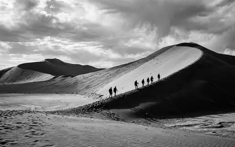 Schwarzweiss-Reportagebild vom Wahrzeichen Sossusvlei in Namib-Naukluft Namibia, dokumentarische Reisefotografie mit starken Kontrasten - Foto: THN