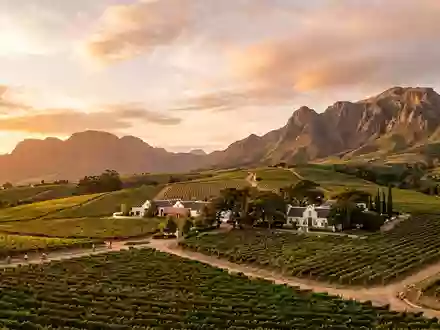 Fotorealistische Panoramaaufnahme von Weinland Stellenbosch in Stellenbosch Sudafrika, warmes Abendlicht auf Wahrzeichen - Foto: THN