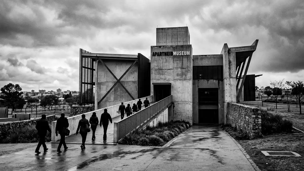 Schwarzweiss-Reportage vom Wahrzeichen Apartheid Museum Johannesburg in Johannesburg, Sudafrika