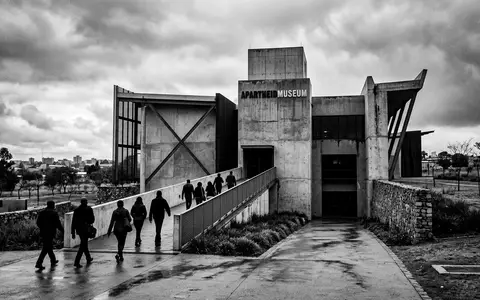 Schwarzweiss-Reportagebild vom Wahrzeichen Apartheid Museum Johannesburg in Johannesburg Sudafrika, dokumentarische Reisefotografie mit starken Kontrasten - Foto: THN