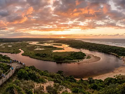 Fotorealistische Panoramaaufnahme von iSimangaliso Wetland Park in St. Lucia Sudafrika, warmes Abendlicht auf Wahrzeichen - Foto: THN