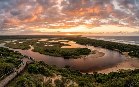 Fotorealistische Panoramaaufnahme von iSimangaliso Wetland Park in St. Lucia Sudafrika, warmes Abendlicht auf Wahrzeichen - Foto: THN
