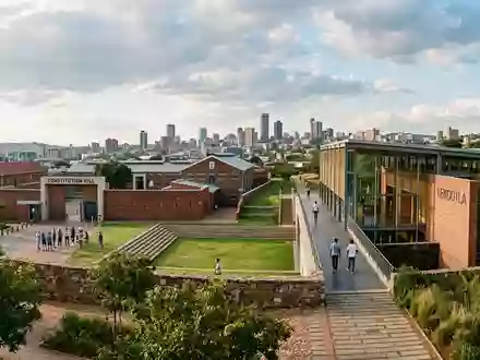 Editorialbild im Reisemagazin-Stil vom Wahrzeichen Constitution Hill in Johannesburg Sudafrika, ausgewogene Bildgestaltung und natuerliches Umgebungslicht - Foto: THN