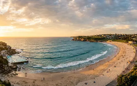 Fotorealistische Panoramaaufnahme von Bondi Beach in Sydney Australien, warmes Abendlicht auf Wahrzeichen - Foto: THN