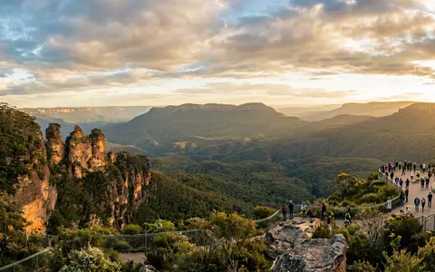 Fotorealistische Panoramaaufnahme von Three Sisters Katoomba in Katoomba Australien, warmes Abendlicht auf Wahrzeichen - Foto: THN