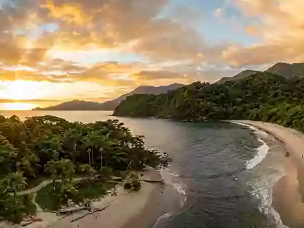 Fotorealistische Panoramaaufnahme von Daintree Rainforest in Cape Tribulation Australien, warmes Abendlicht auf Wahrzeichen - Foto: THN