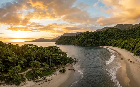 Fotorealistische Panoramaaufnahme von Daintree Rainforest in Cape Tribulation Australien, warmes Abendlicht auf Wahrzeichen - Foto: THN