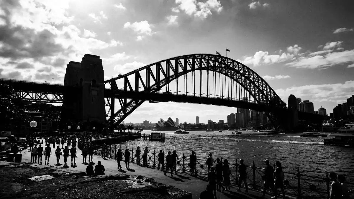 Schwarzweiss-Reportage vom Wahrzeichen Sydney Harbour Bridge in Sydney, Australien