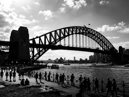 Schwarzweiss-Reportagebild vom Wahrzeichen Sydney Harbour Bridge in Sydney Australien, dokumentarische Reisefotografie mit starken Kontrasten - Foto: THN