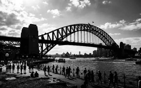 Schwarzweiss-Reportagebild vom Wahrzeichen Sydney Harbour Bridge in Sydney Australien, dokumentarische Reisefotografie mit starken Kontrasten - Foto: THN
