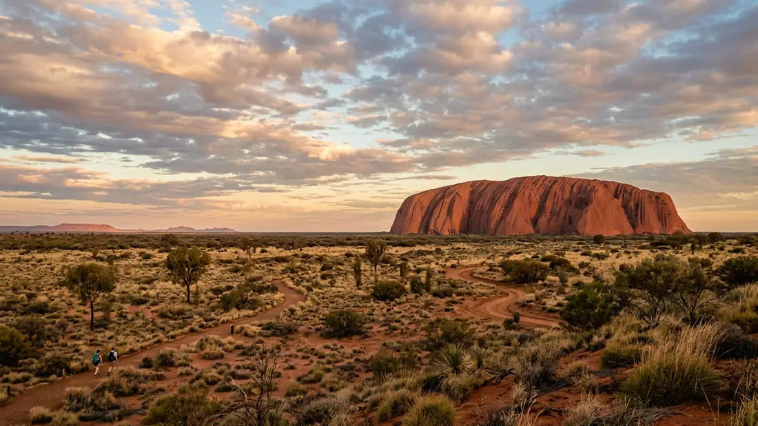 Editorial-Reisemagazinbild vom Wahrzeichen Uluru in Yulara, Australien
