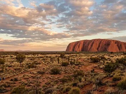 Editorialbild im Reisemagazin-Stil vom Wahrzeichen Uluru in Yulara Australien, ausgewogene Bildgestaltung und natuerliches Umgebungslicht - Foto: THN