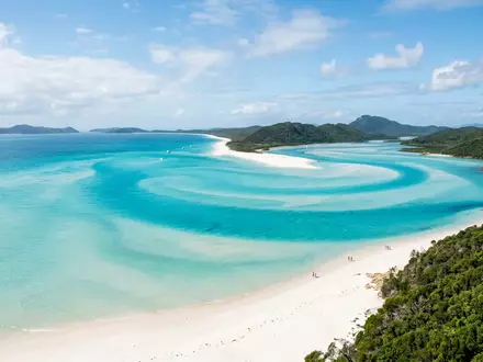 Editorialbild im Reisemagazin-Stil vom Wahrzeichen Whitehaven Beach in Whitsundays Australien, ausgewogene Bildgestaltung und natuerliches Umgebungslicht - Foto: THN