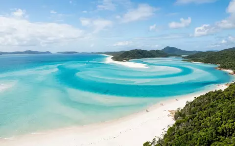 Editorialbild im Reisemagazin-Stil vom Wahrzeichen Whitehaven Beach in Whitsundays Australien, ausgewogene Bildgestaltung und natuerliches Umgebungslicht - Foto: THN