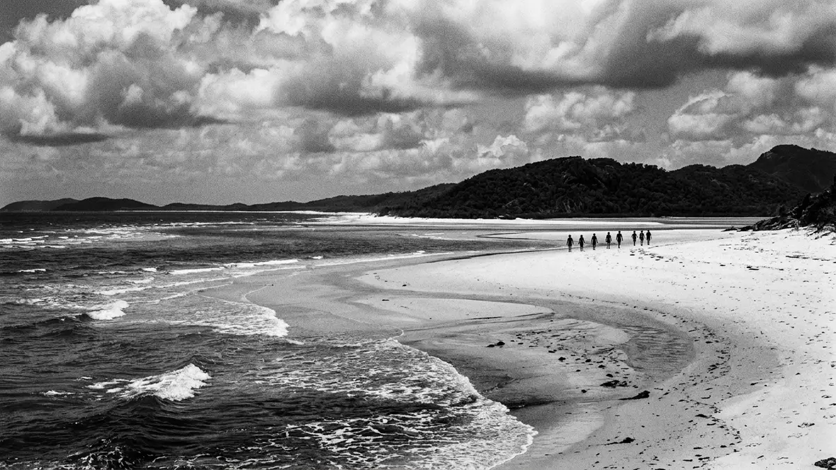 Schwarzweiss-Reportage vom Wahrzeichen Whitehaven Beach in Whitsundays, Australien