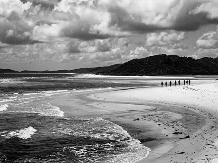 Schwarzweiss-Reportagebild vom Wahrzeichen Whitehaven Beach in Whitsundays Australien, dokumentarische Reisefotografie mit starken Kontrasten - Foto: THN