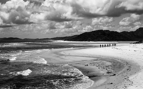 Schwarzweiss-Reportagebild vom Wahrzeichen Whitehaven Beach in Whitsundays Australien, dokumentarische Reisefotografie mit starken Kontrasten - Foto: THN
