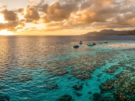 Fotorealistische Panoramaaufnahme von Great Barrier Reef in Cairns Australien, warmes Abendlicht auf Wahrzeichen - Foto: THN