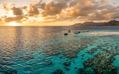 Fotorealistische Panoramaaufnahme von Great Barrier Reef in Cairns Australien, warmes Abendlicht auf Wahrzeichen - Foto: THN