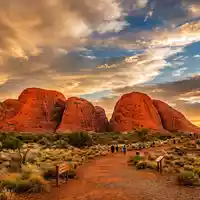 Fotorealistische Panoramaaufnahme von Kata Tjuta in Yulara Australien, warmes Abendlicht auf Wahrzeichen - Foto: THN