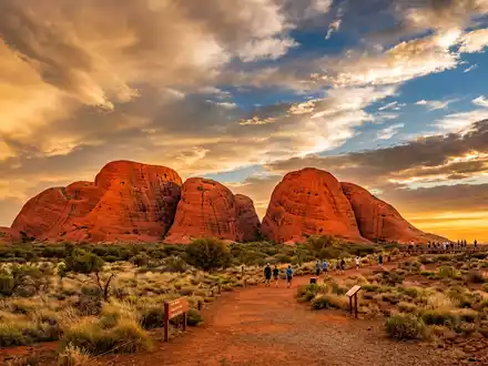 Fotorealistische Panoramaaufnahme von Kata Tjuta in Yulara Australien, warmes Abendlicht auf Wahrzeichen - Foto: THN