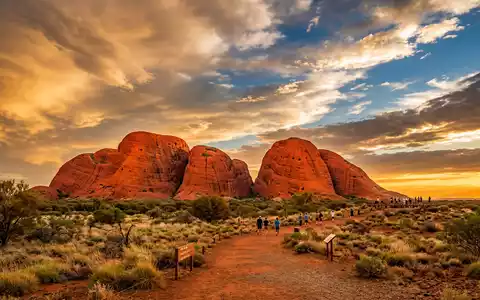 Fotorealistische Panoramaaufnahme von Kata Tjuta in Yulara Australien, warmes Abendlicht auf Wahrzeichen - Foto: THN