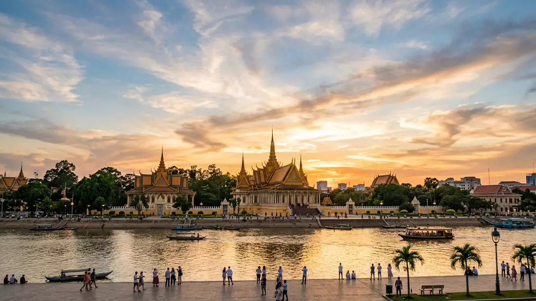 Fotorealistische Ansicht von Konigspalast Phnom Penh in Phnom Penh, Kambodscha im Abendlicht