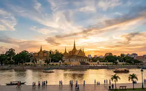 Fotorealistische Panoramaaufnahme von Konigspalast Phnom Penh in Phnom Penh Kambodscha, warmes Abendlicht auf Wahrzeichen - Foto: THN