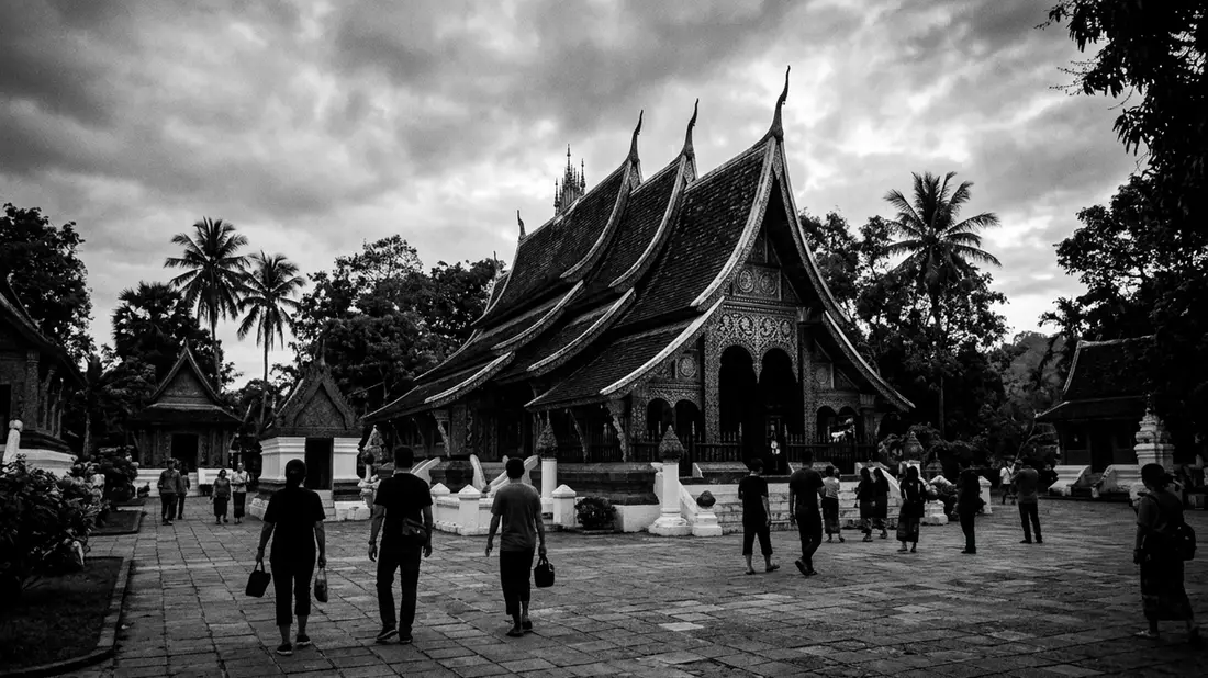 Schwarzweiss-Reportage vom Wahrzeichen Wat Xieng Thong in Luang Prabang, Laos