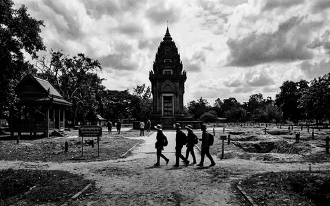 Schwarzweiss-Reportagebild vom Wahrzeichen Killing Fields Phnom Penh in Phnom Penh Kambodscha, dokumentarische Reisefotografie mit starken - Foto: THN