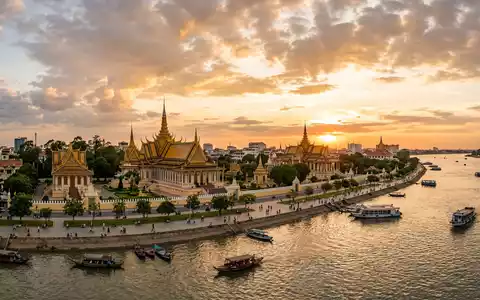 Fotorealistische Panoramaaufnahme von Silberpagode Phnom Penh in Phnom Penh Kambodscha, warmes Abendlicht auf Wahrzeichen - Foto: THN