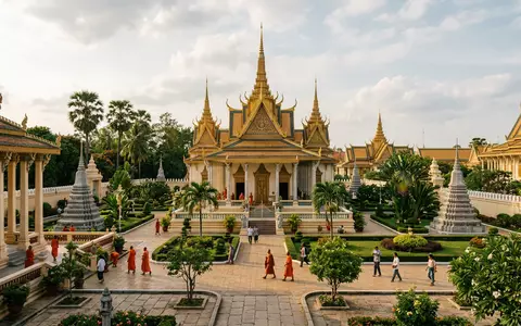 Editorialbild im Reisemagazin-Stil vom Wahrzeichen Silberpagode Phnom Penh in Phnom Penh Kambodscha, ausgewogene Bildgestaltung und - Foto: THN