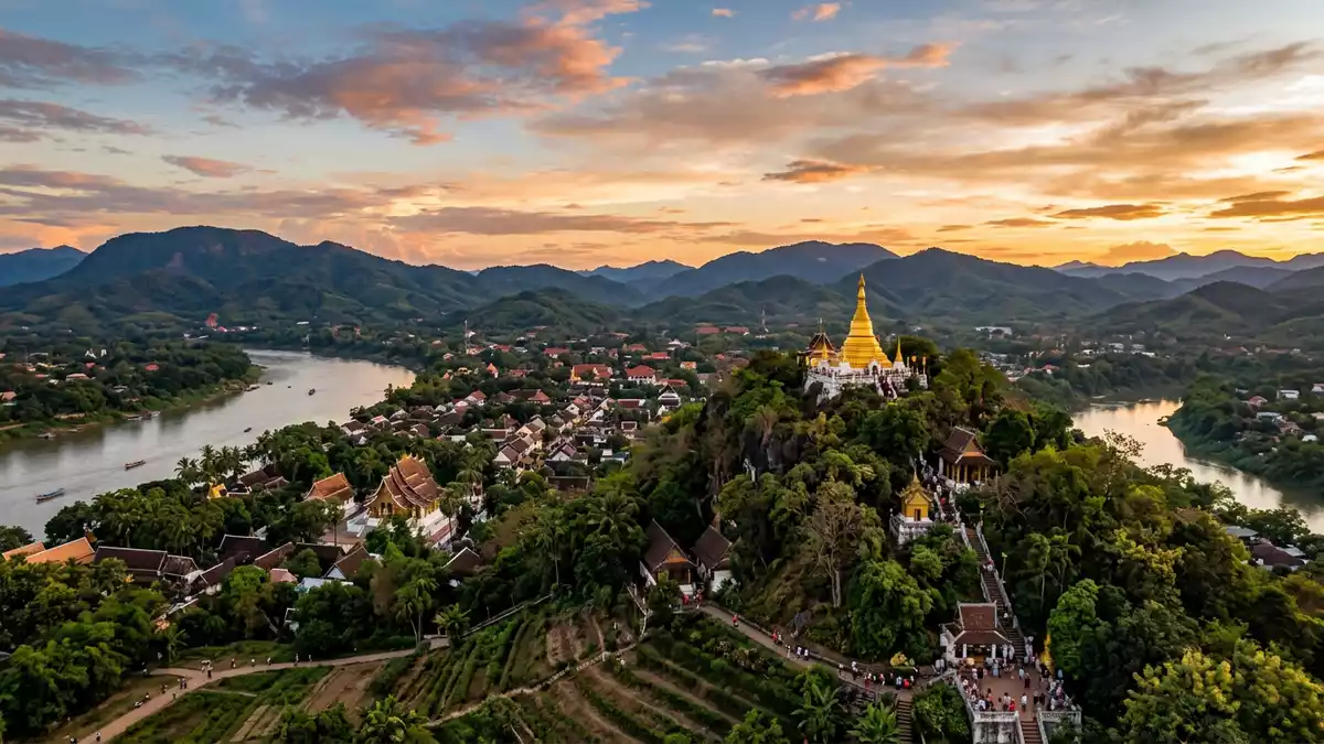 Fotorealistische Ansicht von Berg Phousi in Luang Prabang, Laos im Abendlicht