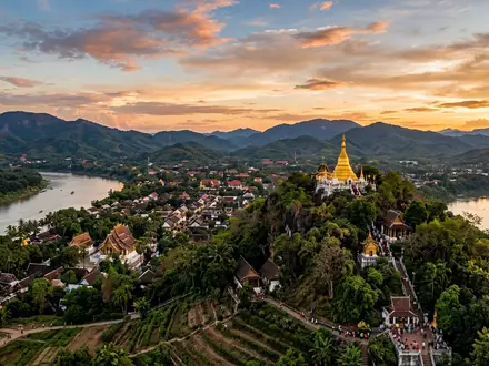 Fotorealistische Panoramaaufnahme von Berg Phousi in Luang Prabang Laos, warmes Abendlicht auf Wahrzeichen - Foto: THN
