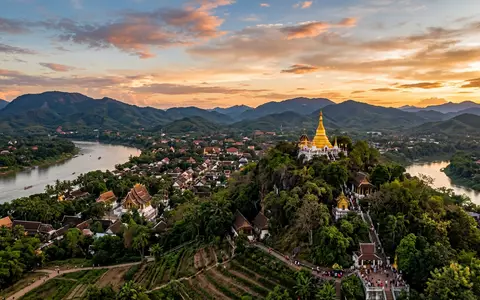 Fotorealistische Panoramaaufnahme von Berg Phousi in Luang Prabang Laos, warmes Abendlicht auf Wahrzeichen - Foto: THN