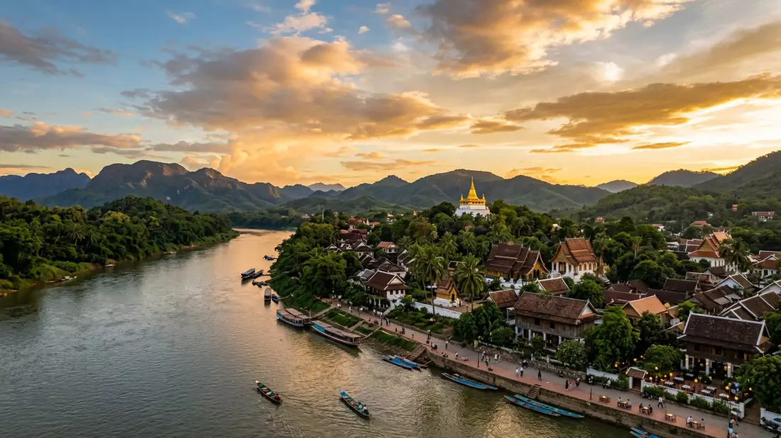 Fotorealistische Ansicht von Altstadt Luang Prabang in Luang Prabang, Laos im Abendlicht