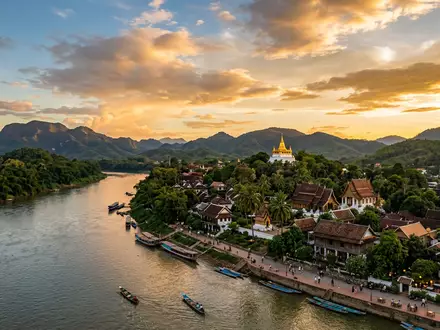 Fotorealistische Panoramaaufnahme von Altstadt Luang Prabang in Luang Prabang Laos, warmes Abendlicht auf Wahrzeichen - Foto: THN